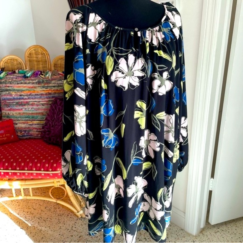 EVRI Long Sleeve Black Floral Print Plus Size Top! Like New! Beautiful! 4X